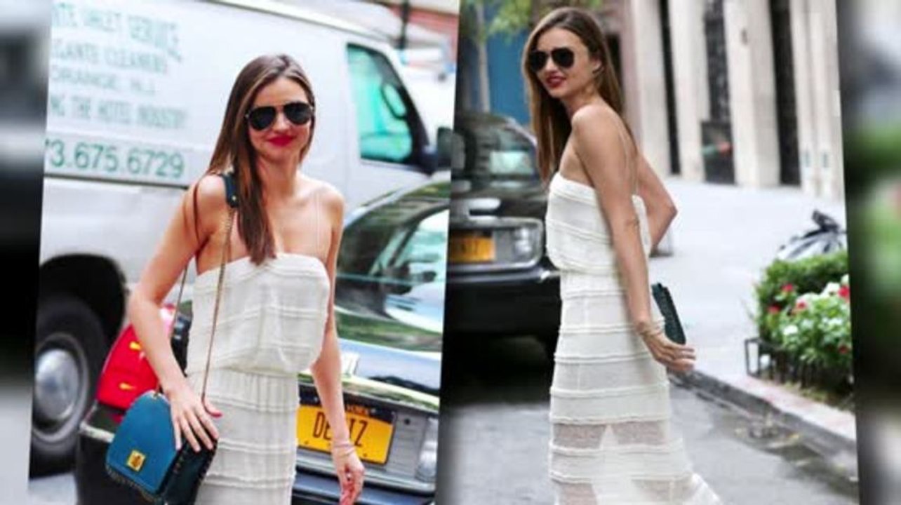 Miranda kerr in durchsichtigem kleid während orlando bloom auf sohn flynn aufpasst