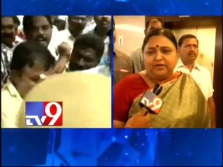 Resignations will not solve A.P crisis - Union minister Panabaka Lakshmi