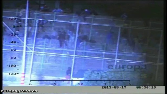 Unos 300 inmigrantes intentan asaltar la valla de Melilla