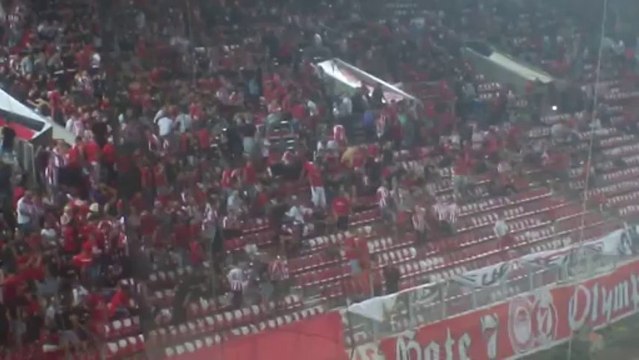 Παίκτες του Ολυμπιακού πατούν το χορτάρι του Γεώργιος Καραϊσκάκης