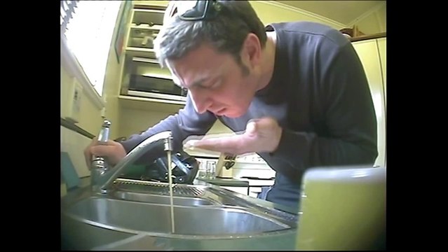 L'eau du robinet remplacée par de la bière pour une camera cachée