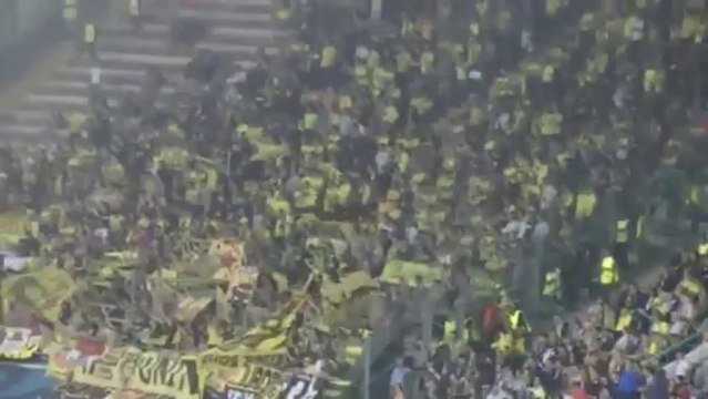 Οι οπαδοί της Νάπολι πανηγυρίζουν το γκολ του Ινσίνιε