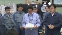 Shinzo Abe visita de nuevo Fukushima y urge a Tepco a...