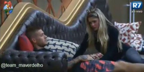 Barbara deita em cima do Mateus e dá um beijinho na testa, tarde 17/09