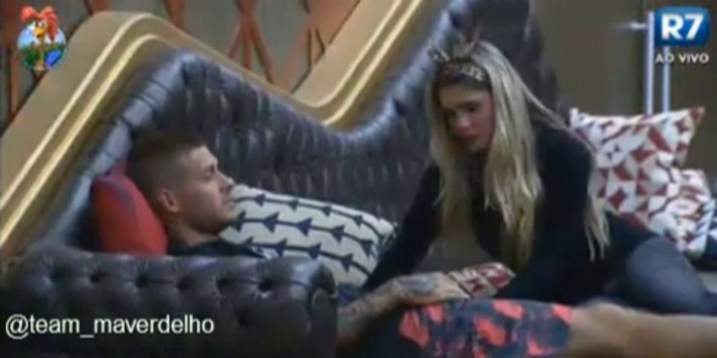 Barbara deita em cima do Mateus e dá um beijinho na testa, tarde 17/09