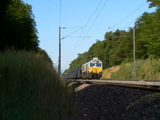 Fret Gefco vide passe à Chemaudin avec en tête une Class 77