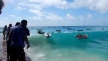 Barco é engolido por uma grande onda em Cabo Verde