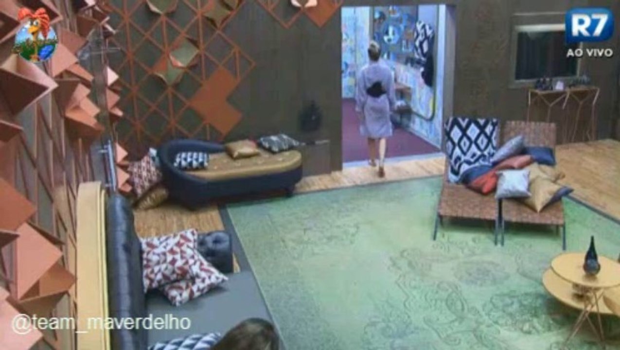 Barbara para Mateus: "hmm.. tá sem barbinha"  noite17/09