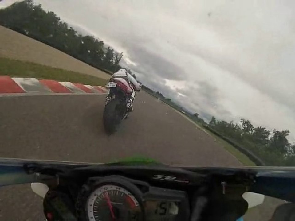 dépassement de julien et sa MV agusta F3  ^^