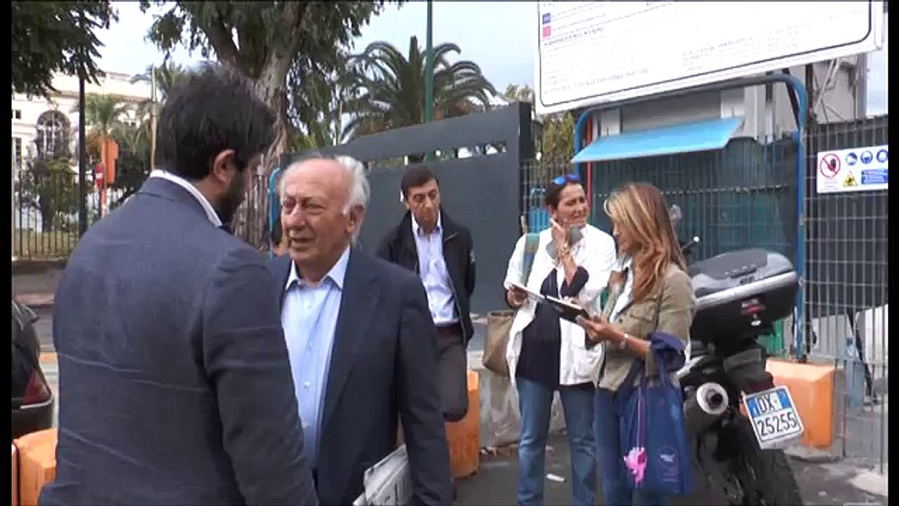 Napoli - Il Mov 5 stelle sul cantiere della metropolitana (17.09.13)