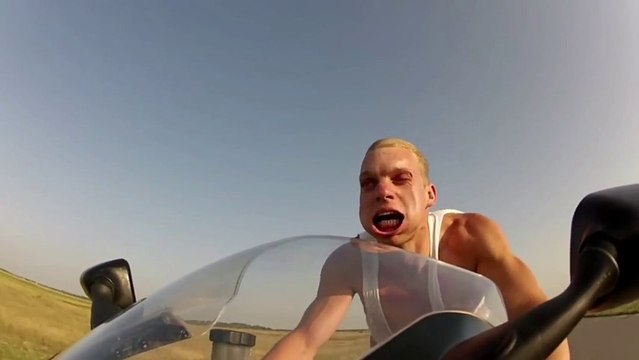 À 250 kmh en moto sans casque