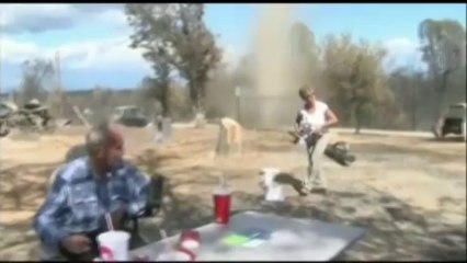 Un tourbillon de poussière traverse le nord de la Californie