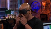 Mike Tyson gagne aux fléchettes les yeux bandés!