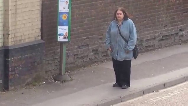 Une femme danse à un arrêt de bus - The Dancing Queen!! Ahaha