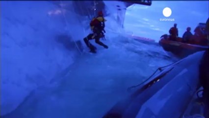 Activistas de Greenpeace arrestados en una protesta...