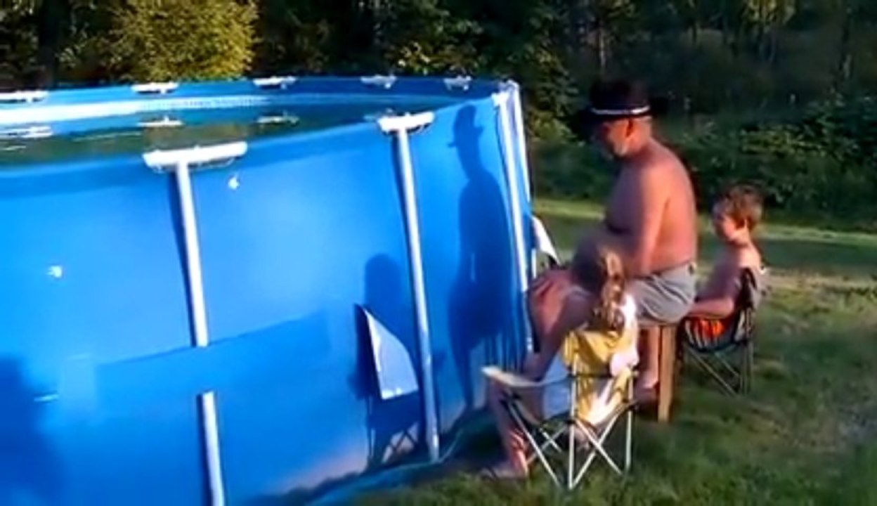 Technique pour vider sa piscine... Suffit de la détruire!!!