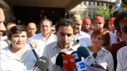 Se visten de bandoleros ante Hacienda en protesta por la subida del catastro