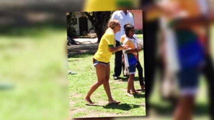 Beyonce enlève ses boucles d'oreille pour jouer au foot pieds nus au Brésil