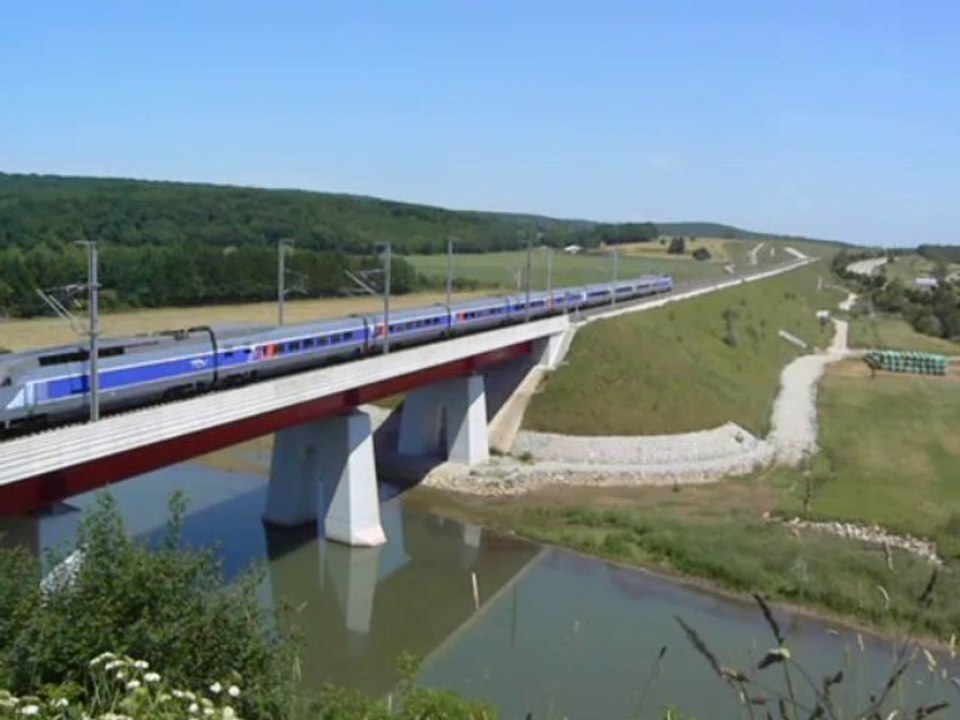 TGV R 4515 sur la LGV RR à Chevroz à destination de Marseille.