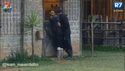 Barbara e Mateus olhando os animais juntos de manhã, 18/09