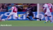 Víctor Valdés ataja penal ante el Ajax