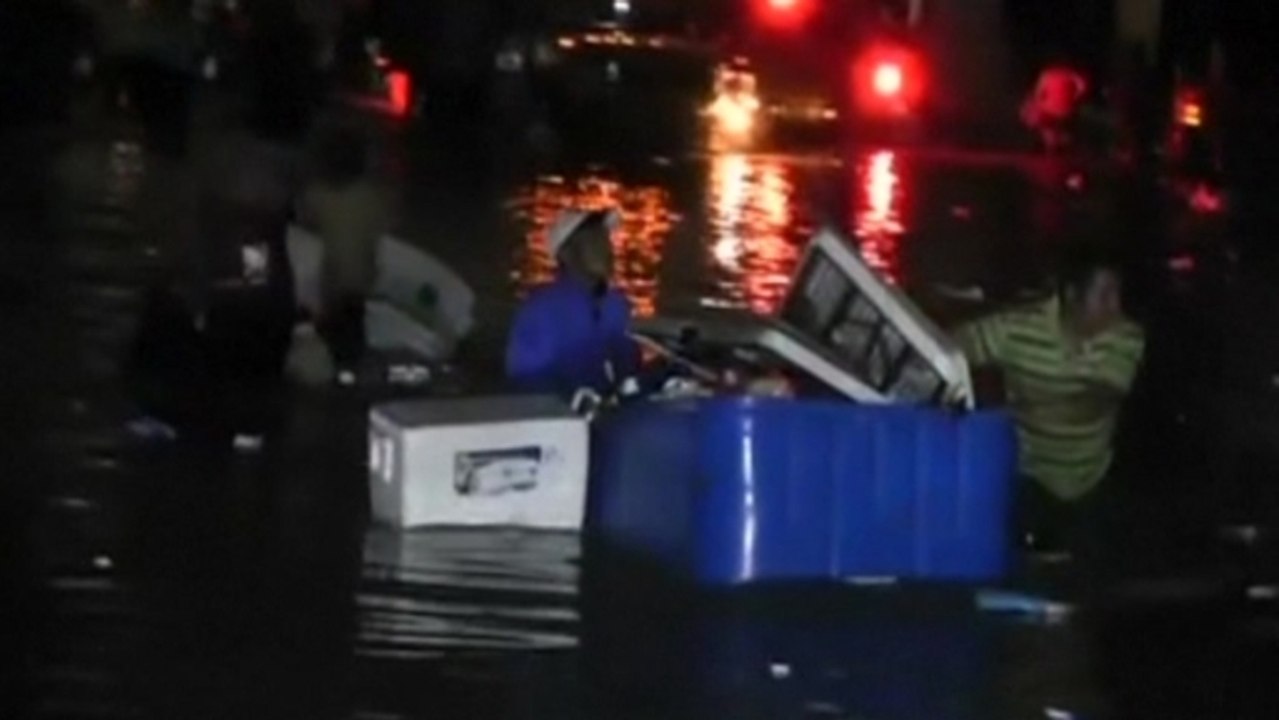 Looting hits Mexico's Acapulco as floods squeeze supplies
