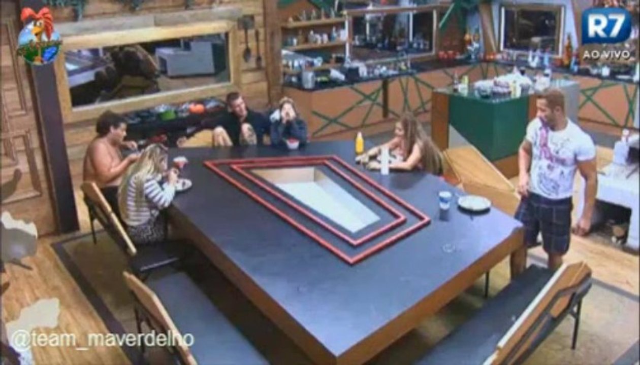 Barbara e Mateus na cozinha de noite, 17/09
