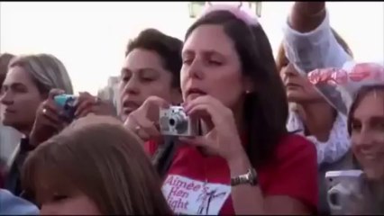 Illusionist Dynamo Walks on Thames River - Pakistanama