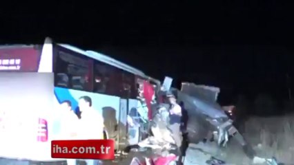 Afyon'da katliam gibi Kaza--otobüs Kamyona çarptı