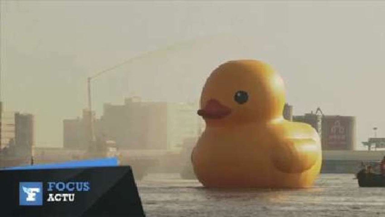 Un canard en plastique géant dans un port de Taïwan