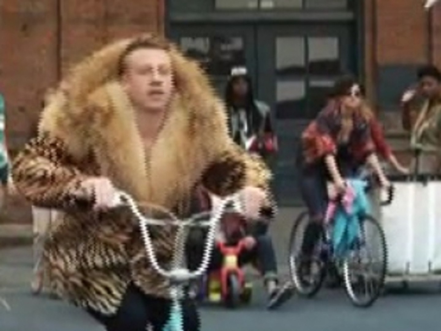 Macklemore and Ryan Lewis feat. Wanz - Thrift Shop - video Dailymotion