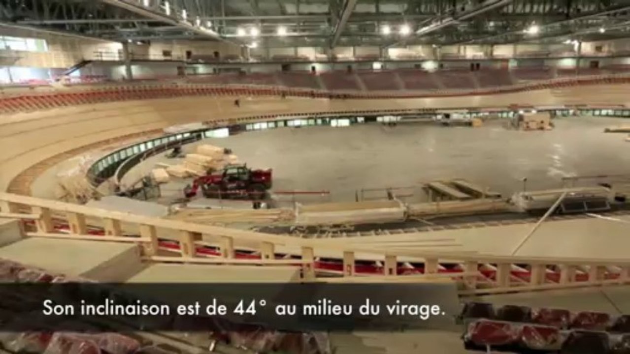Vélodrome de Saint-Quentin-en-Yvelines - pose de la piste