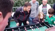 18/09/13 : Philippe Montanier au baby-foot contre les supporters 2