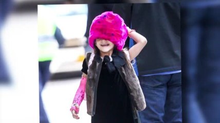 Suri Cruise luce un gorro rosado para ir a la escuela junto a su madre Katie Holmes