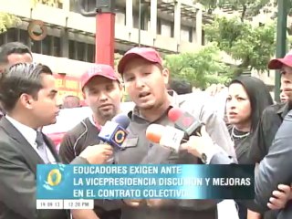 Скачать видео: Educadores exigen ante la Vicepresencia discusión del contrato colectivo