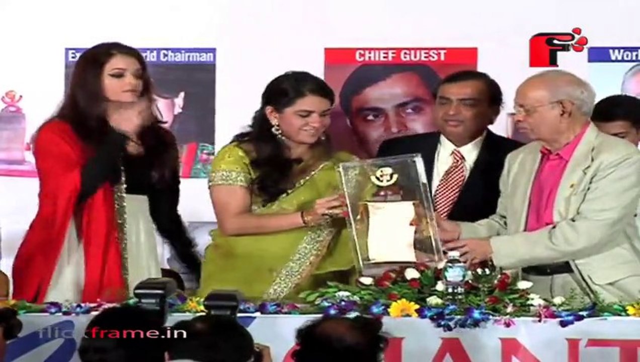 Aishwarya Rai Bachchan Accepting her honor at Giants International Awards 2013