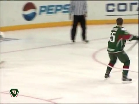 Hockey sur glace : un but complètement acrobatique!