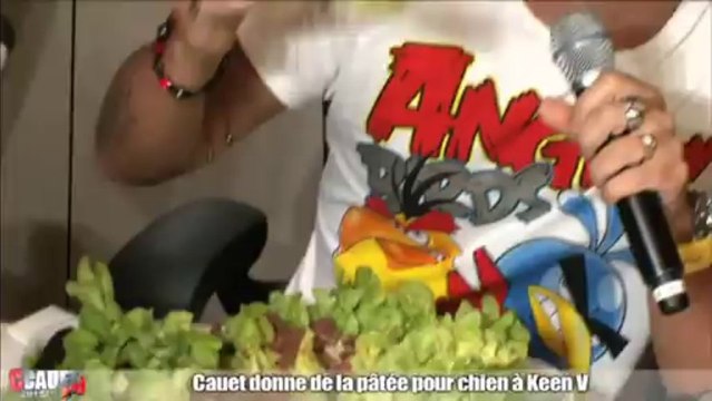 Cauet donne de la pâtée pour chien à Keen V - C'Cauet sur NRJ