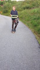 Kaykay Üzerinde Şişe Taşımak