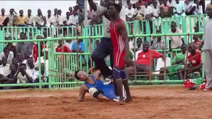 دبلوماسي ياباني يناضل للسلام في السودان من حلبات المصارعة