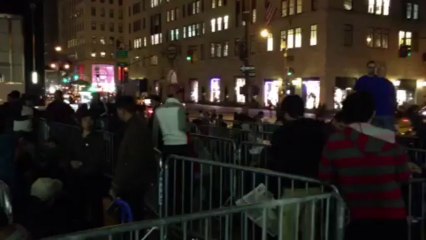 Τρέλα για το IPHONE 5S - Ουρές στο Μανχάταν (New Greek TV)