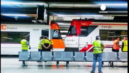Varios heridos leves en un choque de trenes en Barcelona