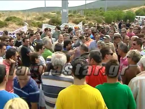 Άγρια συμπλοκή ΜΑΤ-εργαζομένων της ΛΑΡΚΟ στην εθνική οδό.