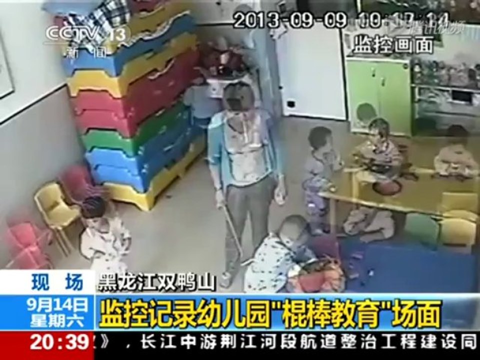 Cô giáo TQ ác nhân lấy thước vụt đầu, đạp trẻ văng xa nửa mét