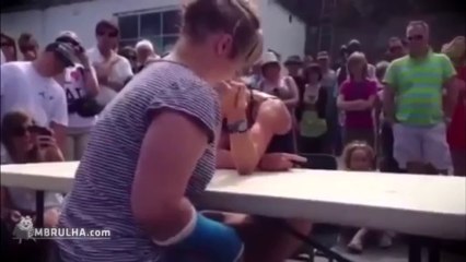 Braço de ferro entre mulheres - EMBRULHA.com