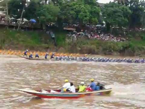 course de pirogues à Luang Prabang, Laos