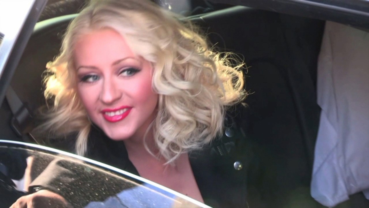 Christina Aguilera, Aaron Paul and Avril Lavigne Mingle With Fans