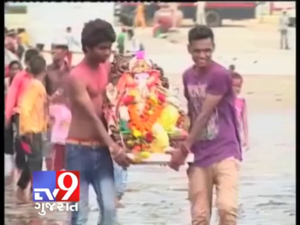 Tv9 Gujarat - Mumbai  Cop's eye injured due to firecrackers during Ganesh Visarjan