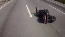 Motorcycle rider crashed on Highway because of speed.... And bad driving!!