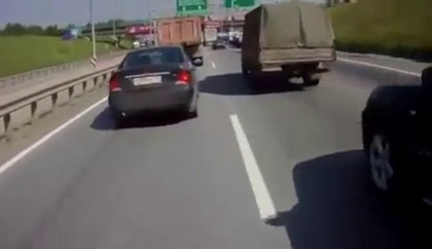 Doubler sur l'autoroute en moto.. et se faire renverser!! Gros fail...